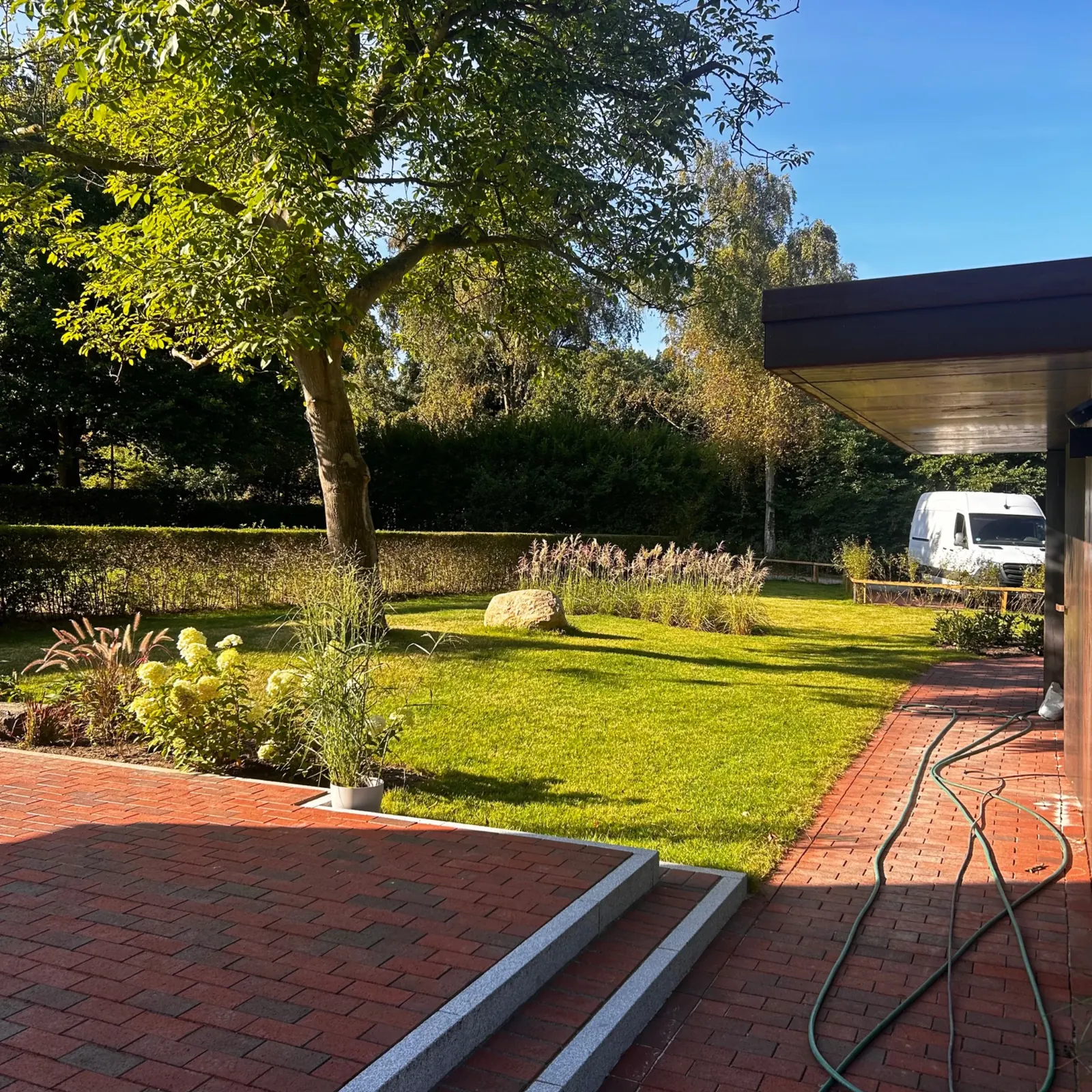 Hochwertig gestaltete Gartenanlage