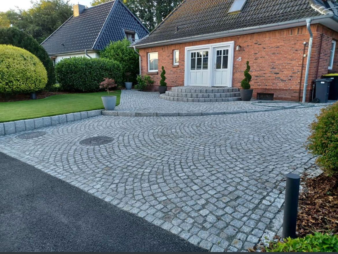 Natursteinpflaster am Wohnhaus