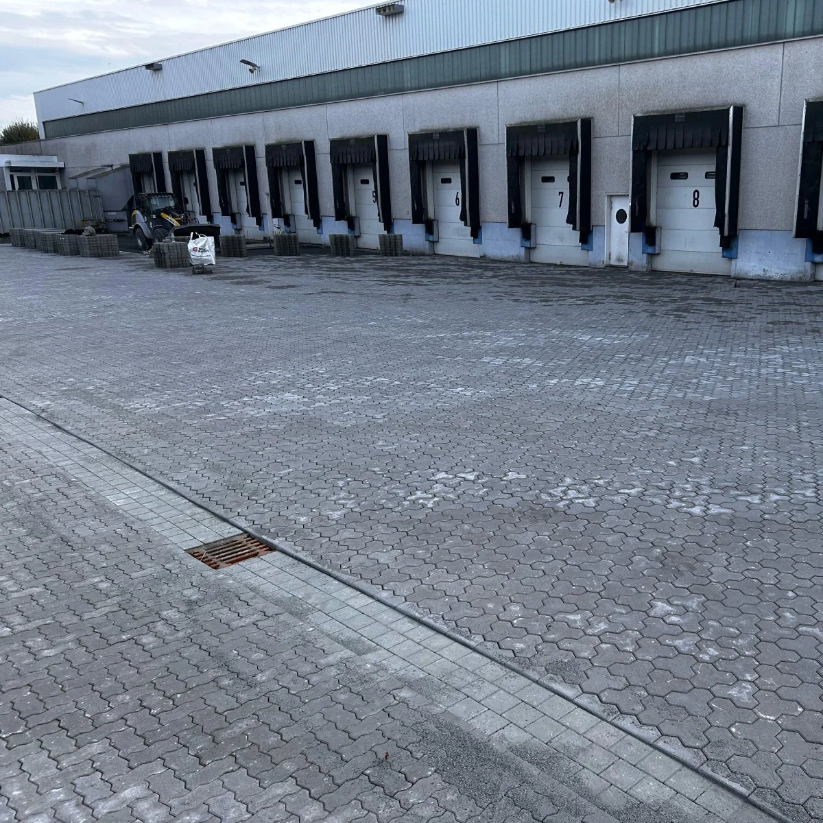 Industriepflaster mit Rinne und Abläufen vor der Lagerhalle