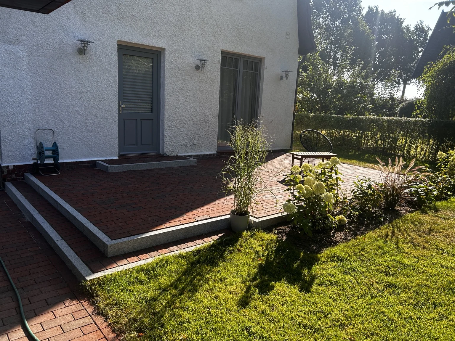 Terrassen- und Gartenanlage mit Klinkerpflaster