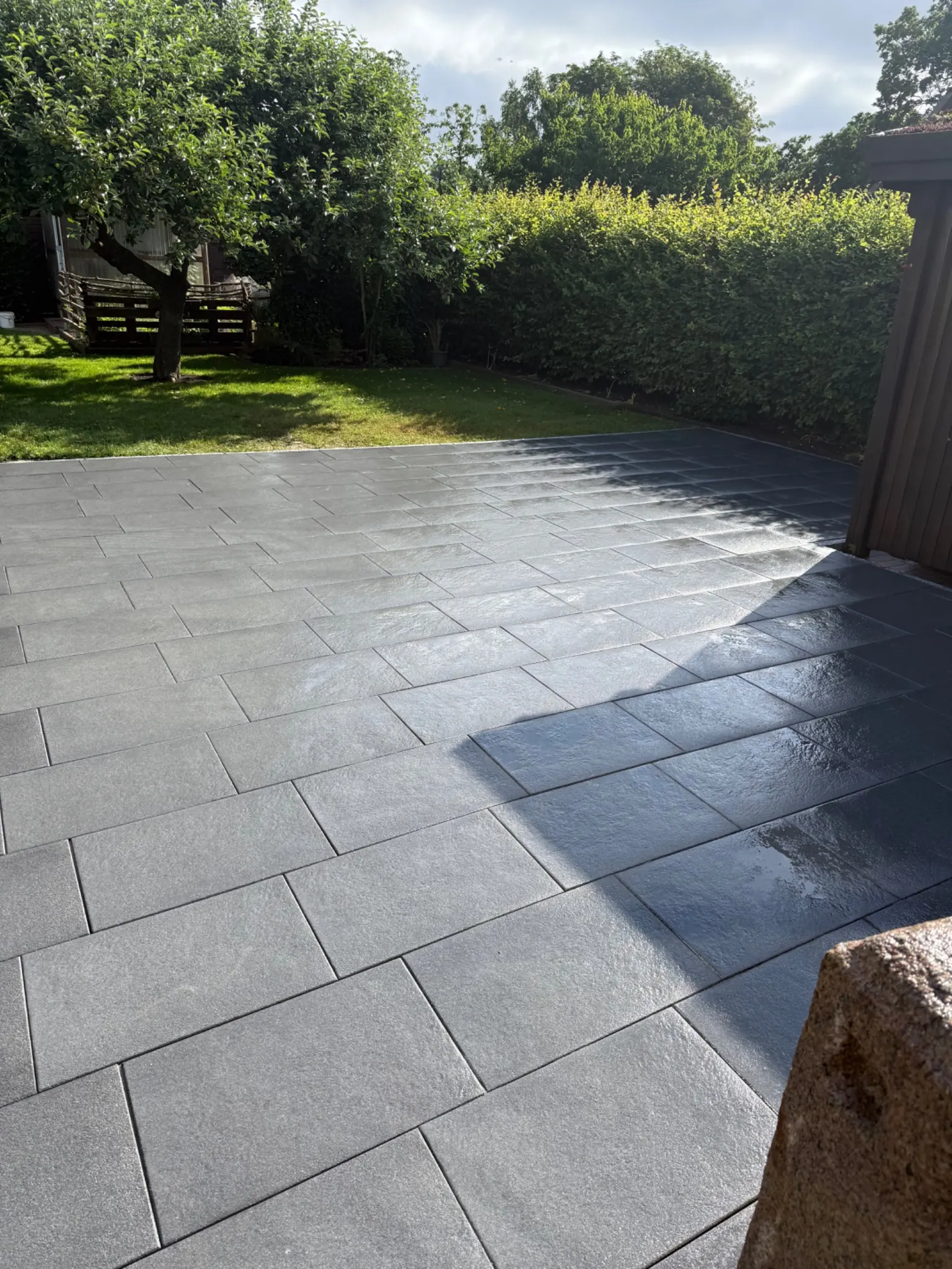 Dunkelgraue Terrassenplatten
